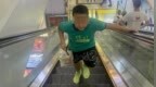 “跑楼小孩”代送外卖最后100米，别让“多赢”表象掩盖成长风险